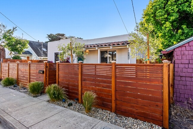 37 Portola Ave in Monterey, CA - Building Photo - Building Photo