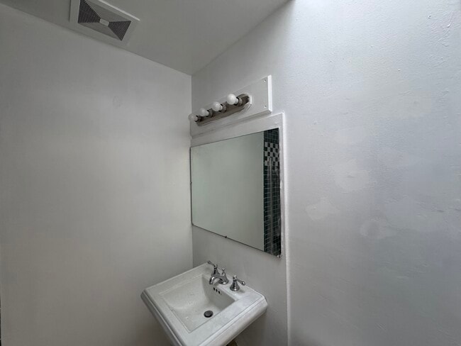 2217 Selby Ave in Los Angeles, CA - Foto de edificio - Building Photo