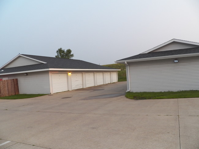 Westdale Meadows in Fairfax, IA - Foto de edificio - Building Photo