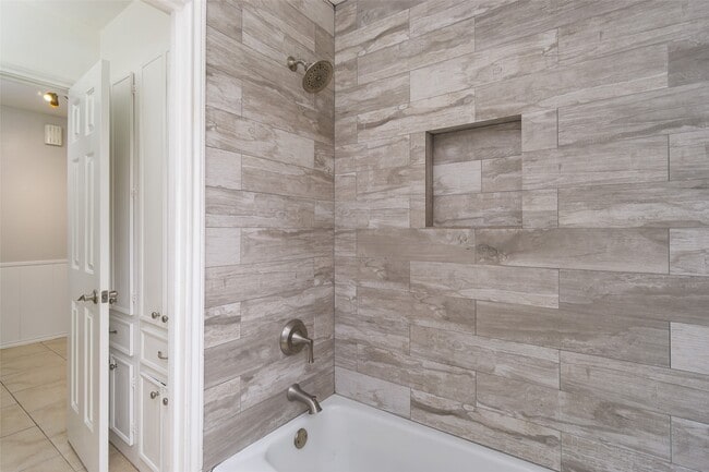 property at 2119 Williamsburg Ct S