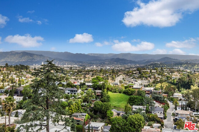 2330 Ronda Vista Dr in Los Angeles, CA - Building Photo - Building Photo