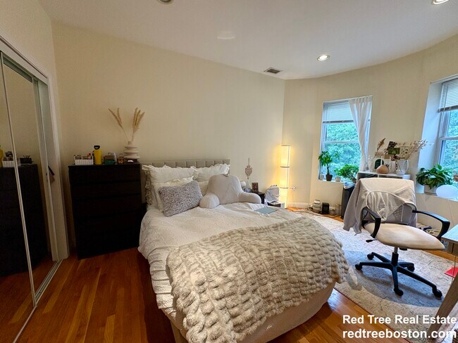 1815 Beacon St, Unit 8 in Brookline, MA - Building Photo - Building Photo