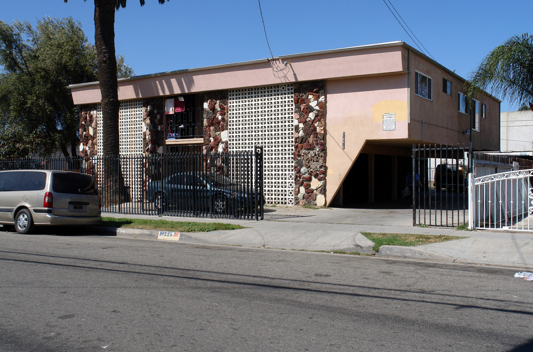 10225 Doty Ave in Inglewood, CA - Building Photo