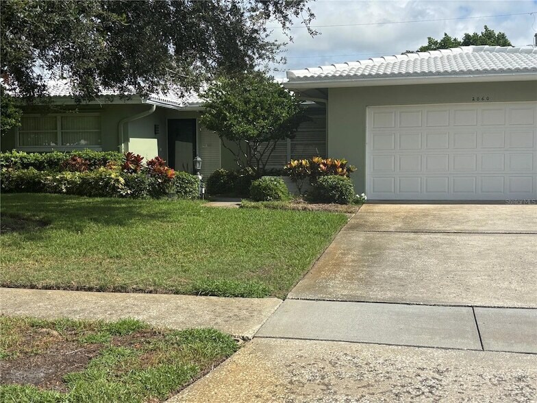 2060 Attache Ct in Clearwater, FL - Building Photo
