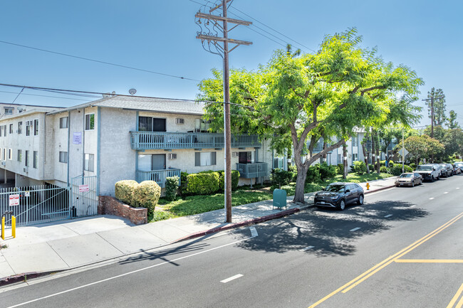 Woodridge Apartments in Northridge, CA - Foto de edificio - Building Photo