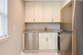 880 St Charles Ave NE in Atlanta, GA - Building Photo - Building Photo