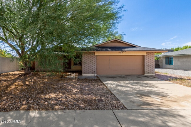 5603 W Greenbriar Dr in Glendale, AZ - Foto de edificio - Building Photo