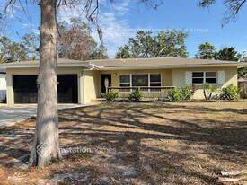 1721 Greenhill Dr in Clearwater, FL - Building Photo