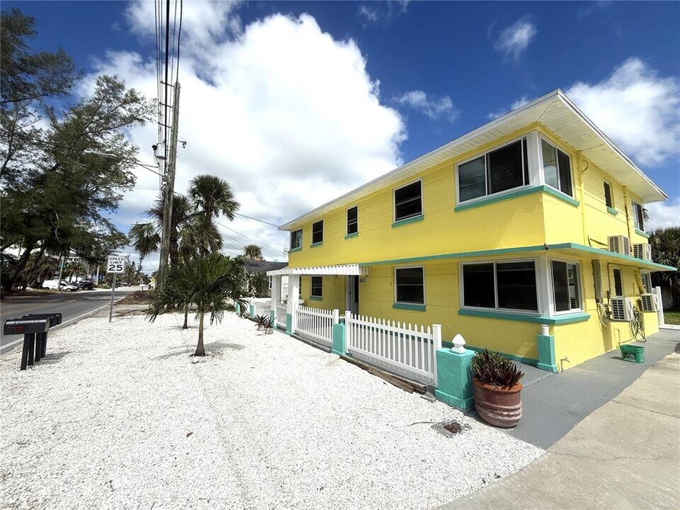 8301 W Gulf Blvd in Treasure Island, FL - Building Photo