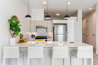 5753 N Broadway in Chicago, IL - Building Photo - Building Photo