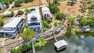 22518 Felicia Dr in Briarcliff, TX - Foto de edificio - Building Photo
