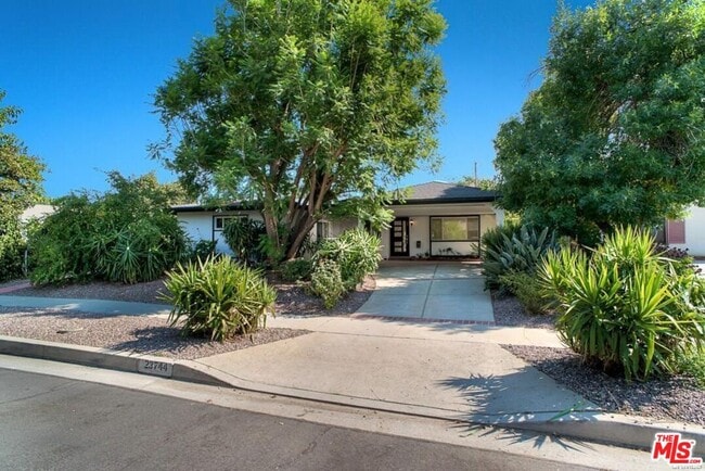 23744 Hartland St in Los Angeles, CA - Building Photo - Building Photo