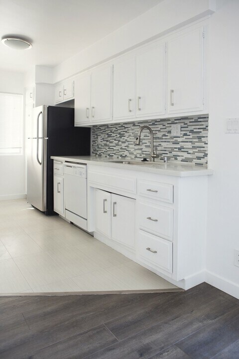 Park Plaza Apartments in Los Angeles, CA - Building Photo