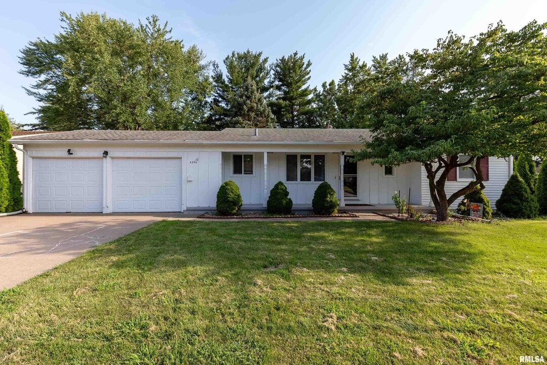 4304 36th Ave in Moline, IL - Building Photo