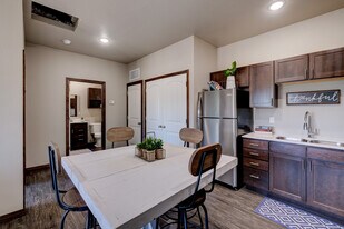 400 E Elk St in Carthage, MO - Building Photo