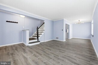 43 Freeman St in Woodbridge Township, NJ - Foto de edificio - Building Photo