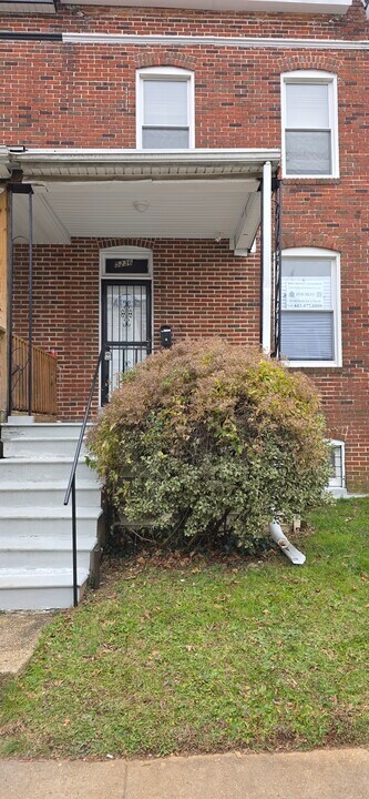 5236 St Charles Ave in Baltimore, MD - Building Photo