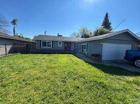 419 W Walnut Ave in Visalia, CA - Building Photo