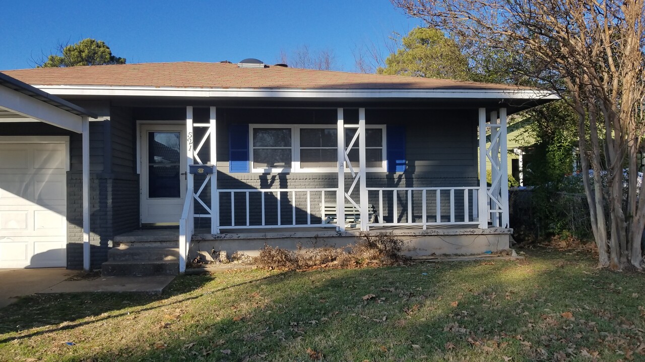 521 w Brock st in Denison, TX - Foto de edificio