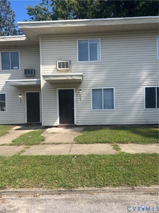 402 Monticello Dr in Hopewell, VA - Building Photo