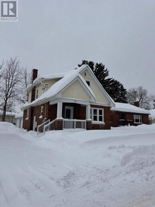 48 Drury Ln in Barrie, ON - Building Photo