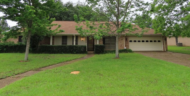 1404 Larkspur Ln in Tyler, TX - Building Photo - Building Photo