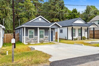 16894 Balmoral St in Montgomery, TX - Building Photo - Building Photo