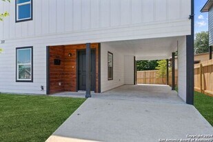 227 S Grimes St in San Antonio, TX - Building Photo