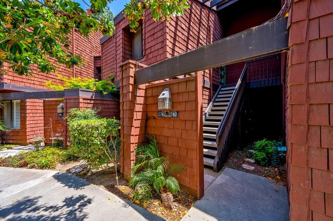 property at 2742 Pine Creek Cir