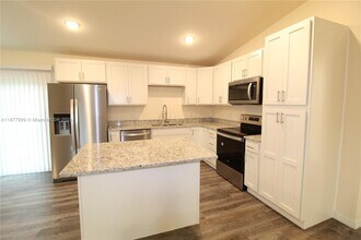 555 Oakshire Ln in Lehigh Acres, FL - Building Photo - Building Photo