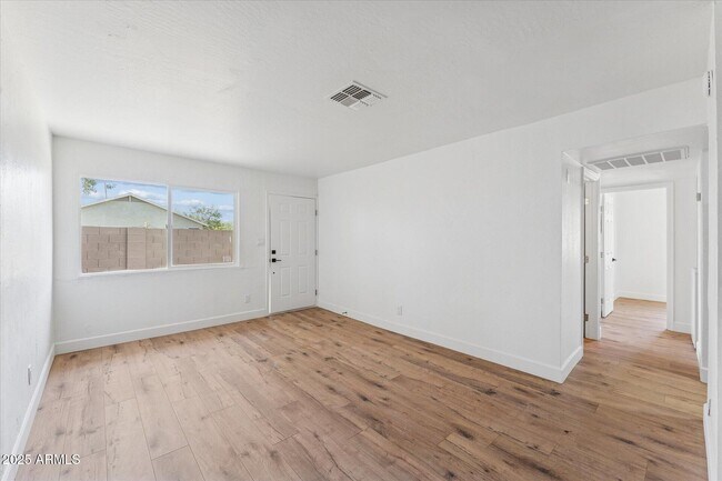 2739 E Tamarisk Ave in Phoenix, AZ - Building Photo - Building Photo