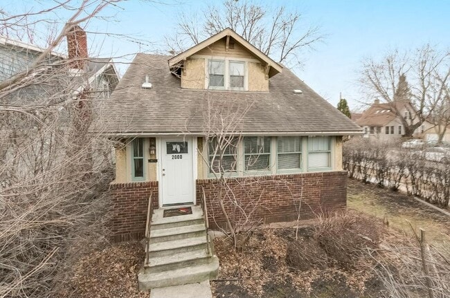 property at 2000 Como Ave SE