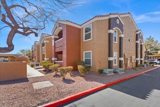 8101 W Flamingo Rd in Las Vegas, NV - Building Photo - Building Photo