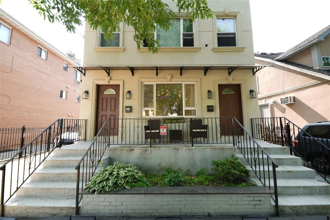 43-28 160th St in Queens, NY - Building Photo