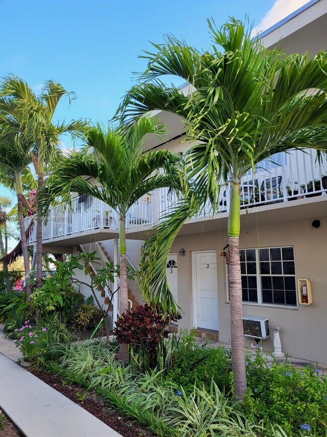 8010 Tatum Waterway Dr in Miami Beach, FL - Building Photo - Building Photo