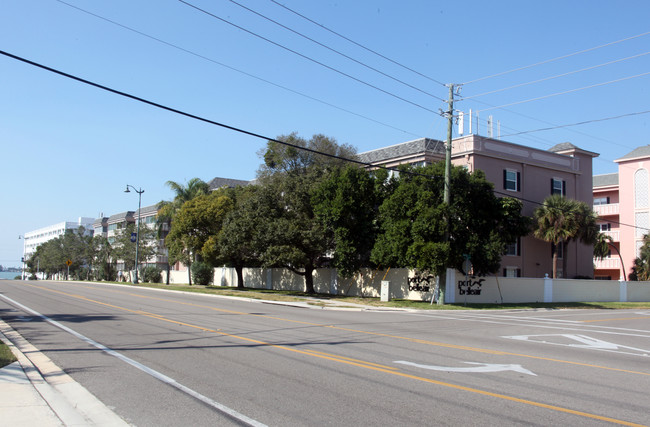 131 Bluff View Dr in Belleair Bluffs, FL - Foto de edificio - Building Photo