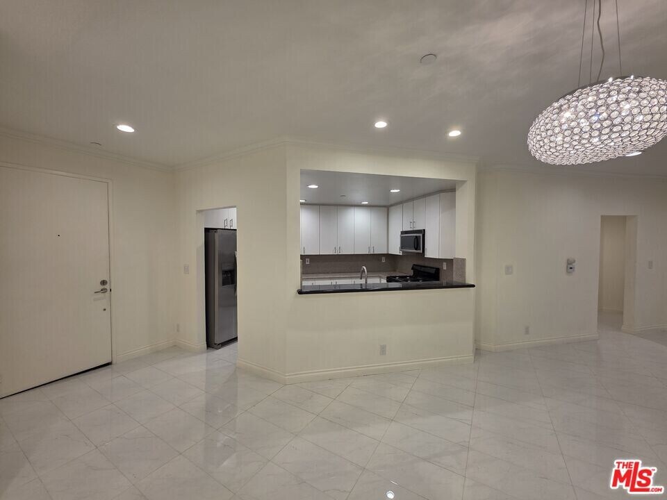 12000 Goshen Ave in Los Angeles, CA - Building Photo