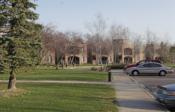 The Parkshore Apartments of Arden Hills in Arden Hills, MN - Foto de edificio - Building Photo