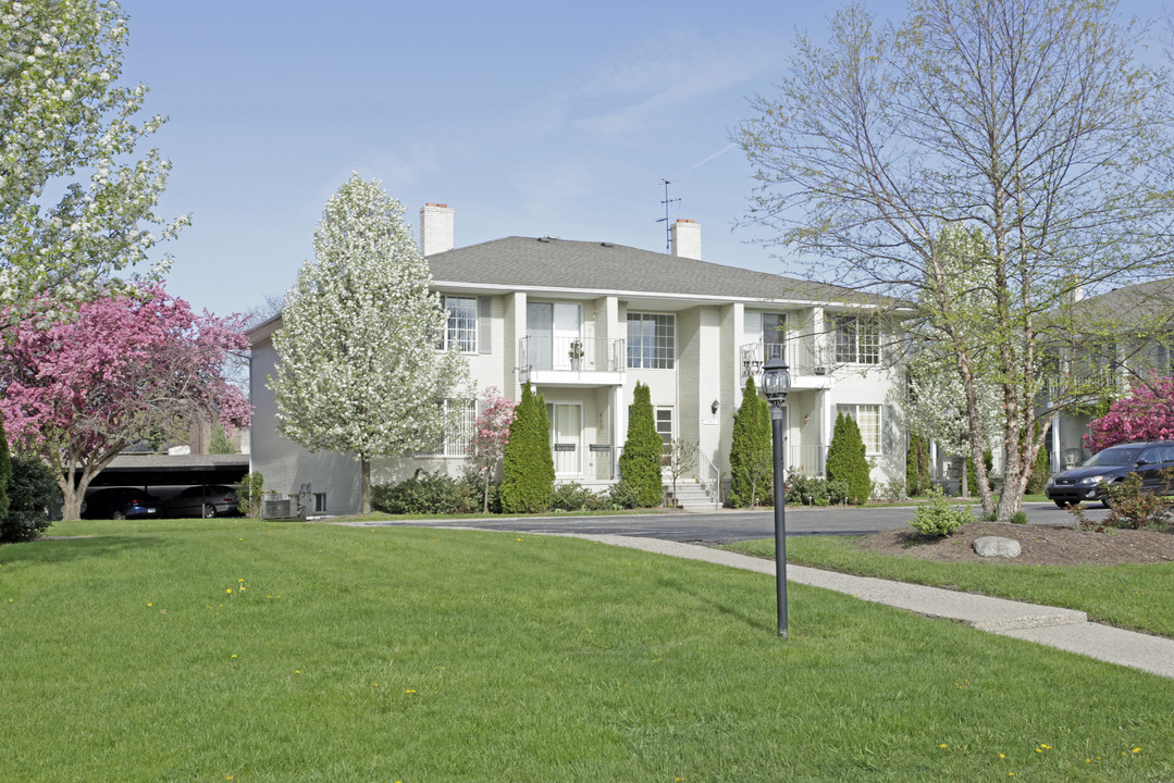 Birmingham Court Condominiums in Troy, MI - Building Photo