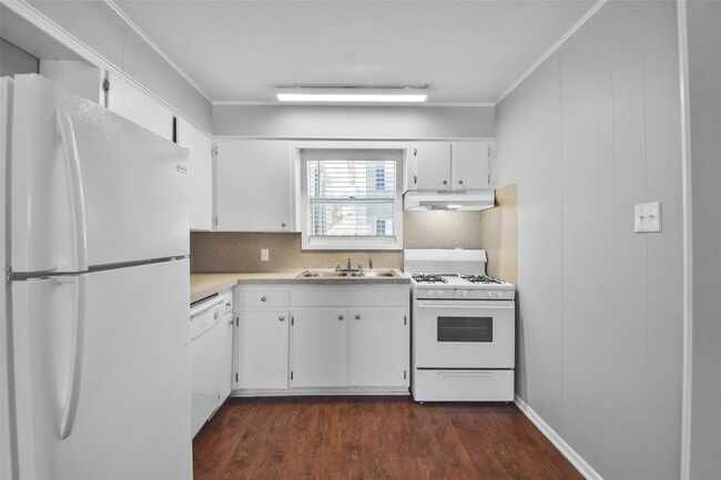 property at 1507 Broadmoor Dr