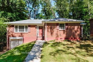 2725 Rollingwood Ln SE in Atlanta, GA - Building Photo