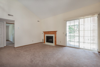 King's Creek Apartments in Canton, OH - Building Photo - Interior Photo