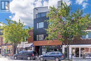 3039 Dundas St W in Toronto, ON - Building Photo