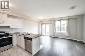 12 Mockingbird Ln in Hamilton, ON - Building Photo - Building Photo