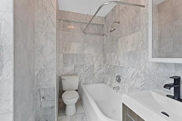201 E 35th St in New York, NY - Building Photo