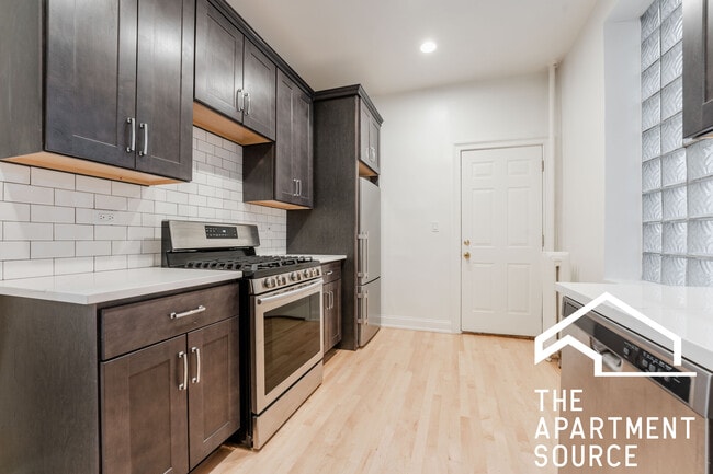 652 W Buckingham Pl, Unit 2e in Chicago, IL - Building Photo - Building Photo