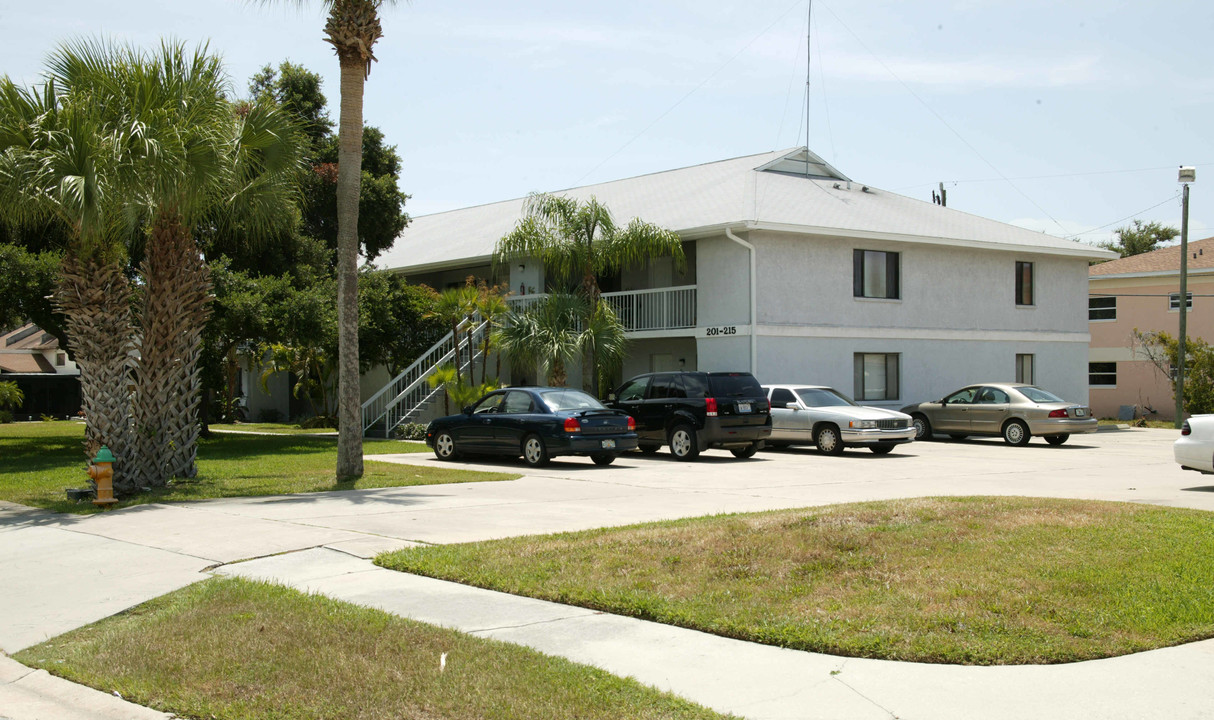 201-215 Washington Ave in Cape Canaveral, FL - Building Photo