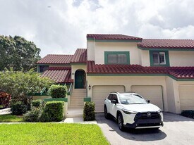 12 Lexington Ln E in Palm Beach Gardens, FL - Building Photo