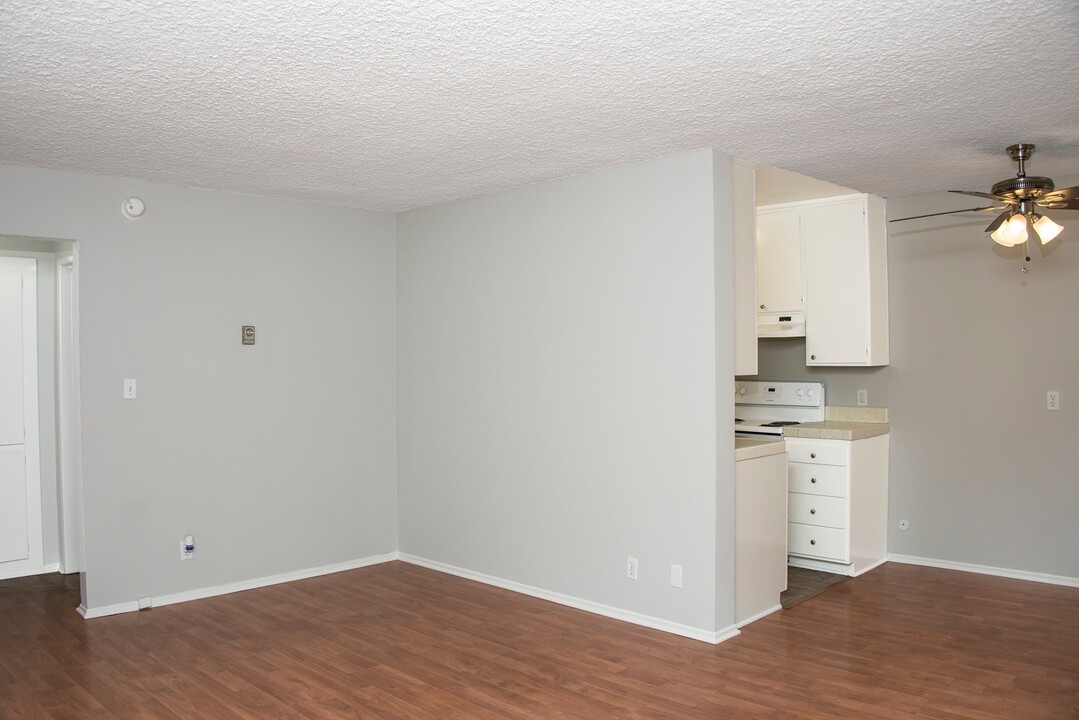 ced312 in Burbank, CA - Building Photo
