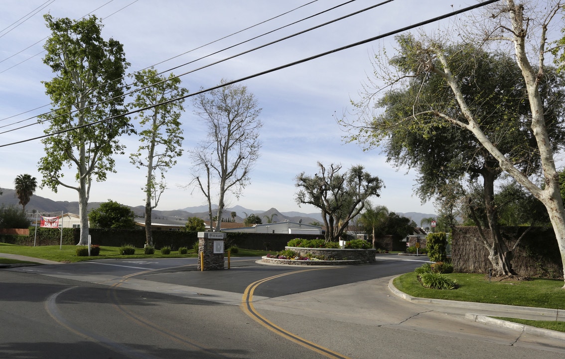 The Meadows in Riverside, CA - Foto de edificio